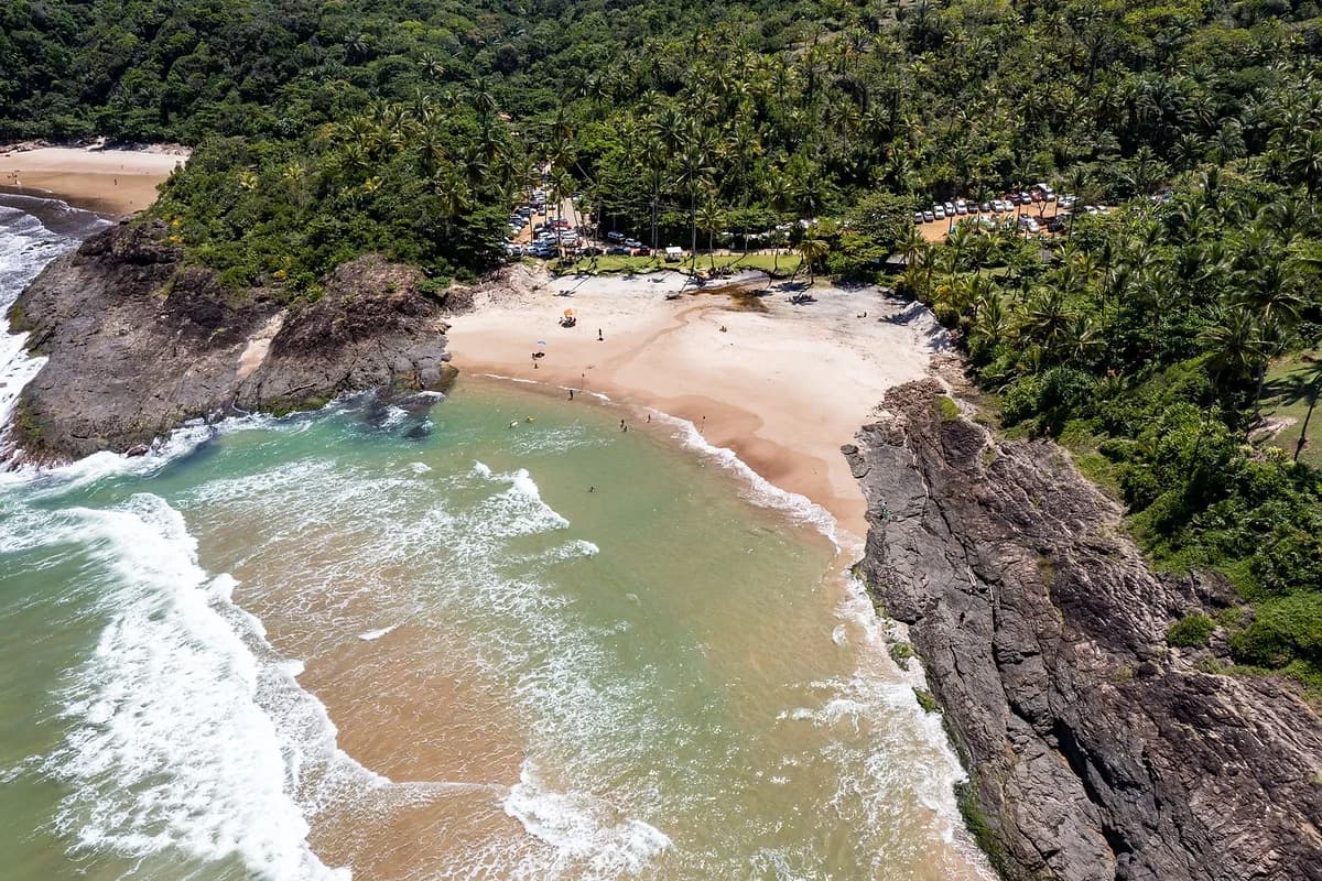 Praia da Costa em Itacare com vegetacao ao redor